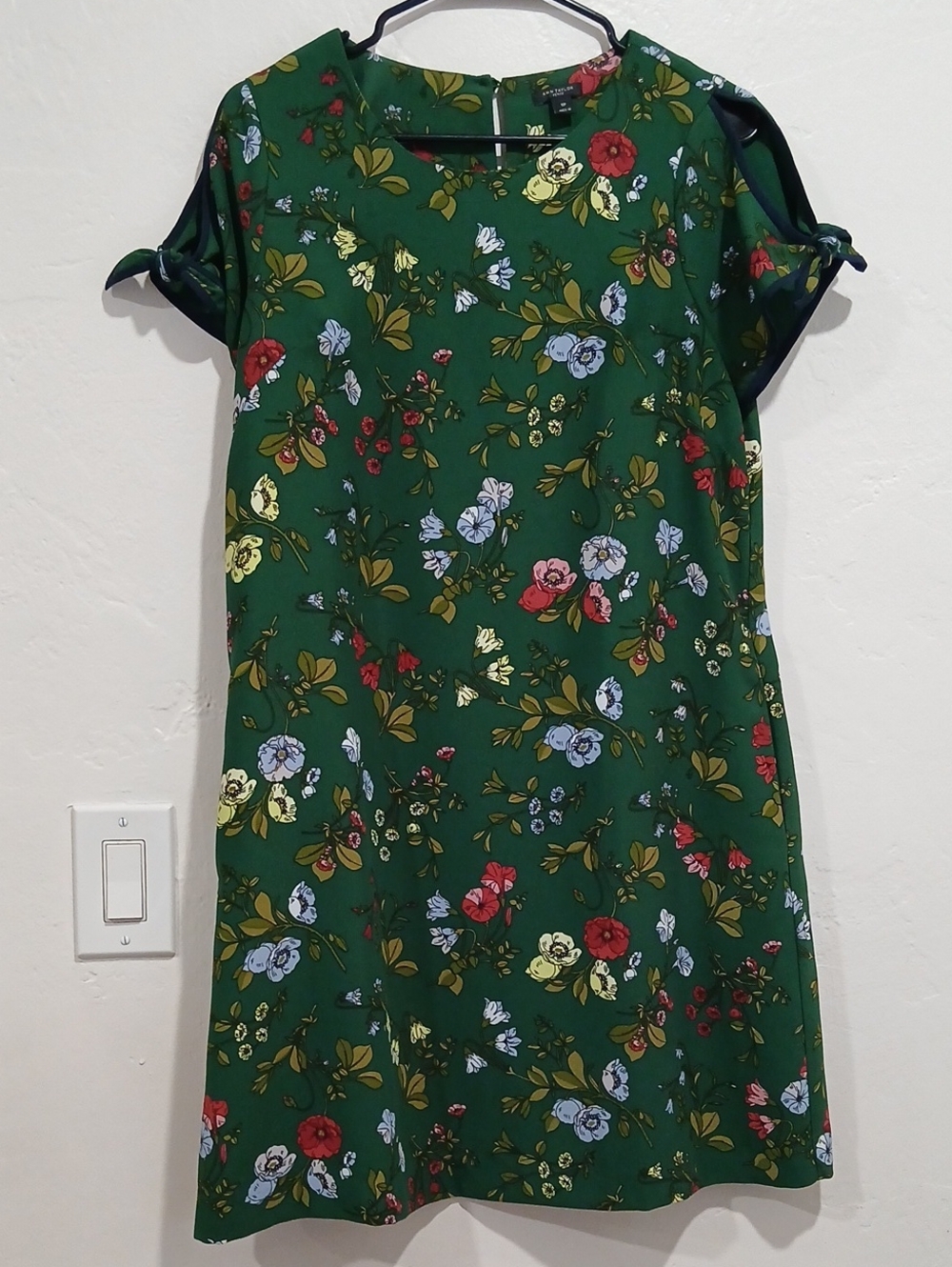Ann Taylor Green Floral Cold-Shoulder Dress